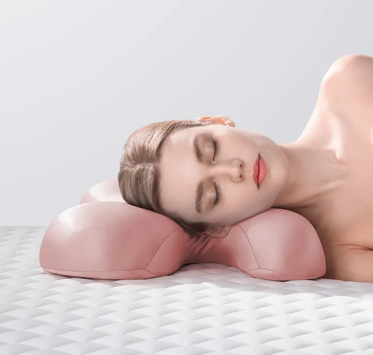 Woman sleeping on the Alunára Beauty Pillow in Luxury Satin