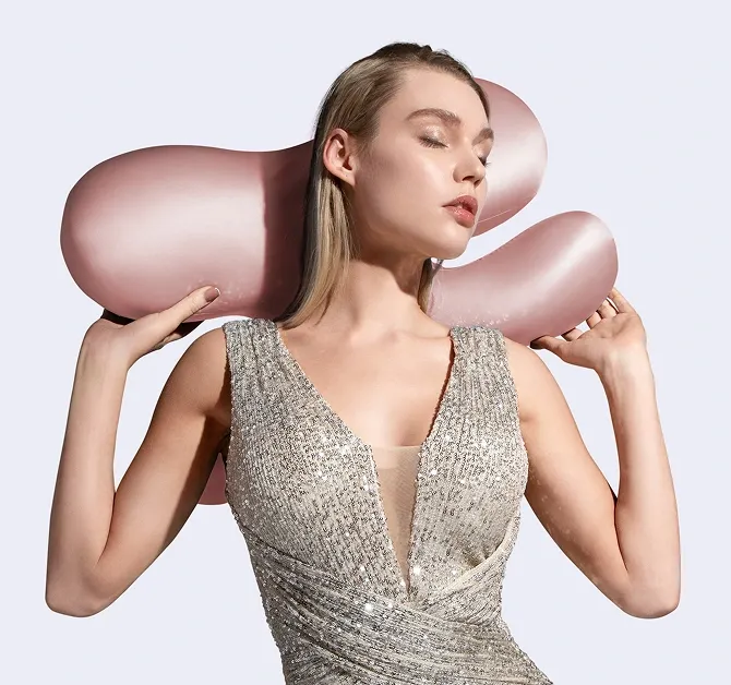 Woman holding the Alunára Beauty Pillow