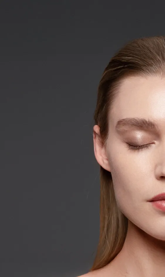 Smooth facial skin after sleeping on the Alunára Beauty Pillow